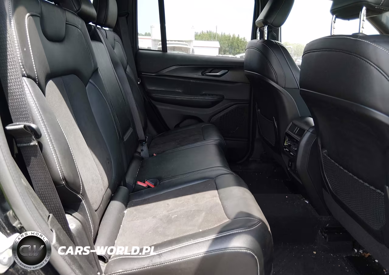 2023 Jeep Grand Cherokee Altitude 4X4 VIN:1C4RJHAG8PC632946 - 8