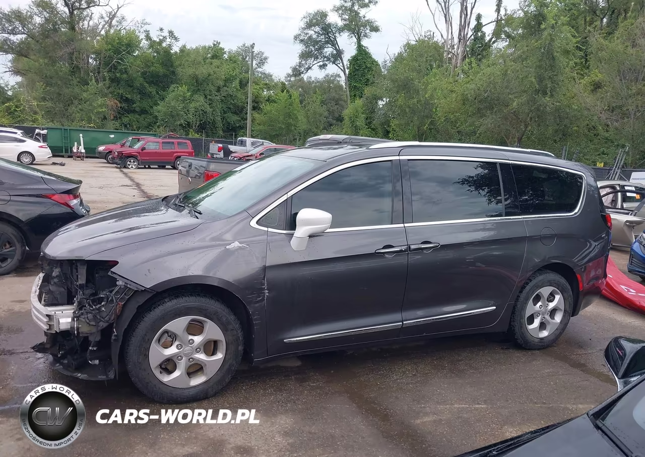 2017 Chrysler Pacifica Touring-L Plus VIN:2C4RC1EG8HR614435 - 15