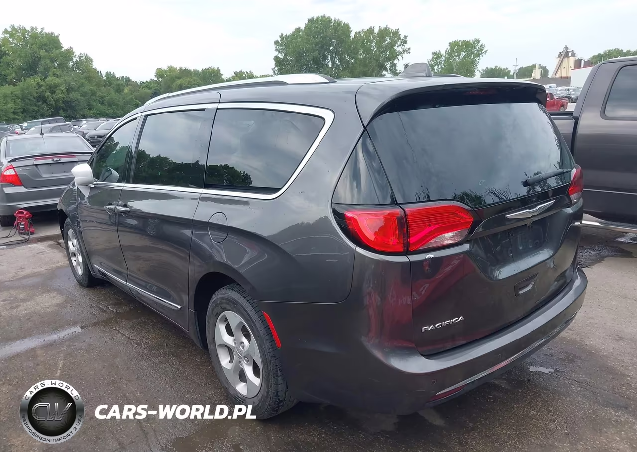 2017 Chrysler Pacifica Touring-L Plus VIN:2C4RC1EG8HR614435 - 3