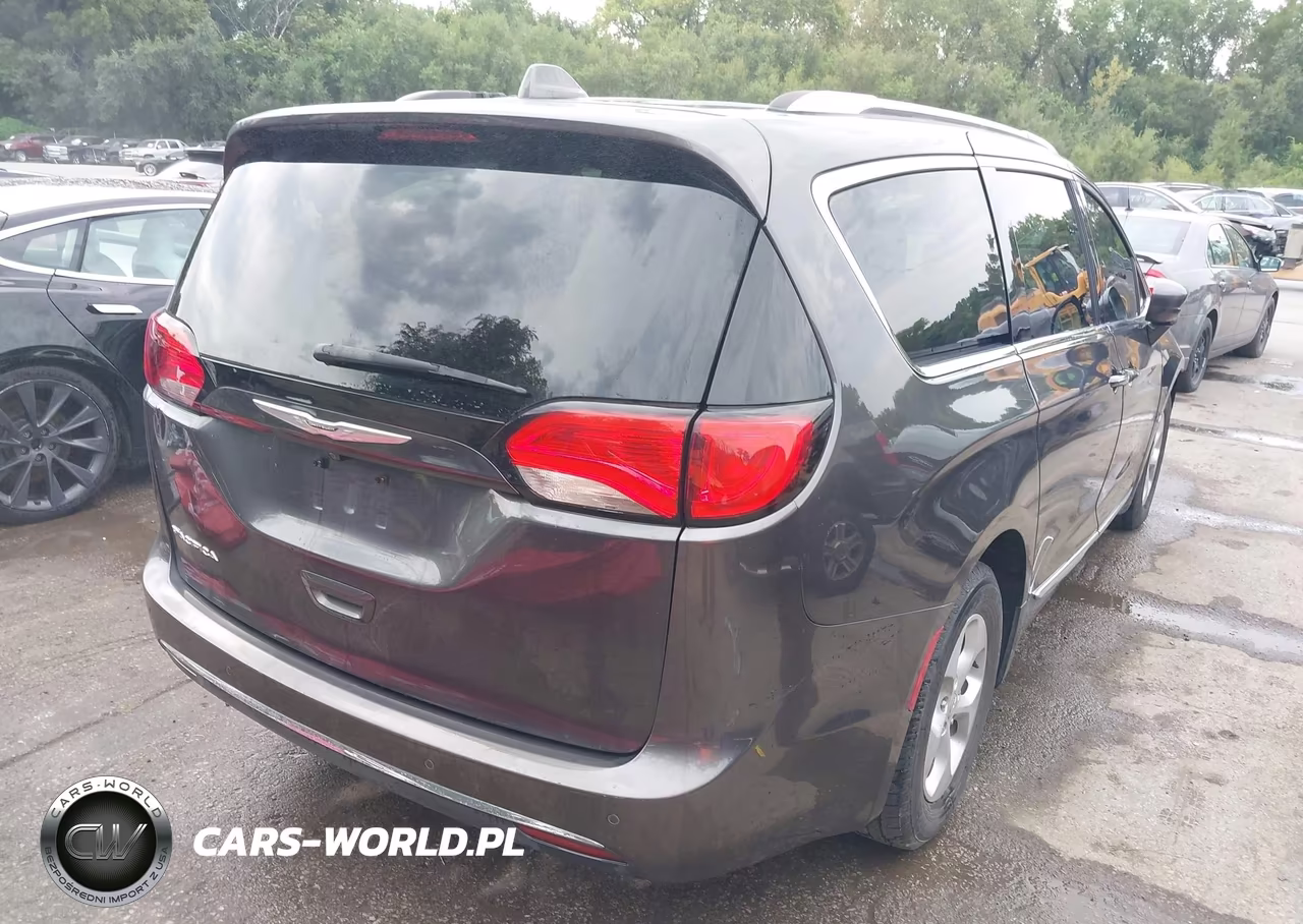 2017 Chrysler Pacifica Touring-L Plus VIN:2C4RC1EG8HR614435 - 4
