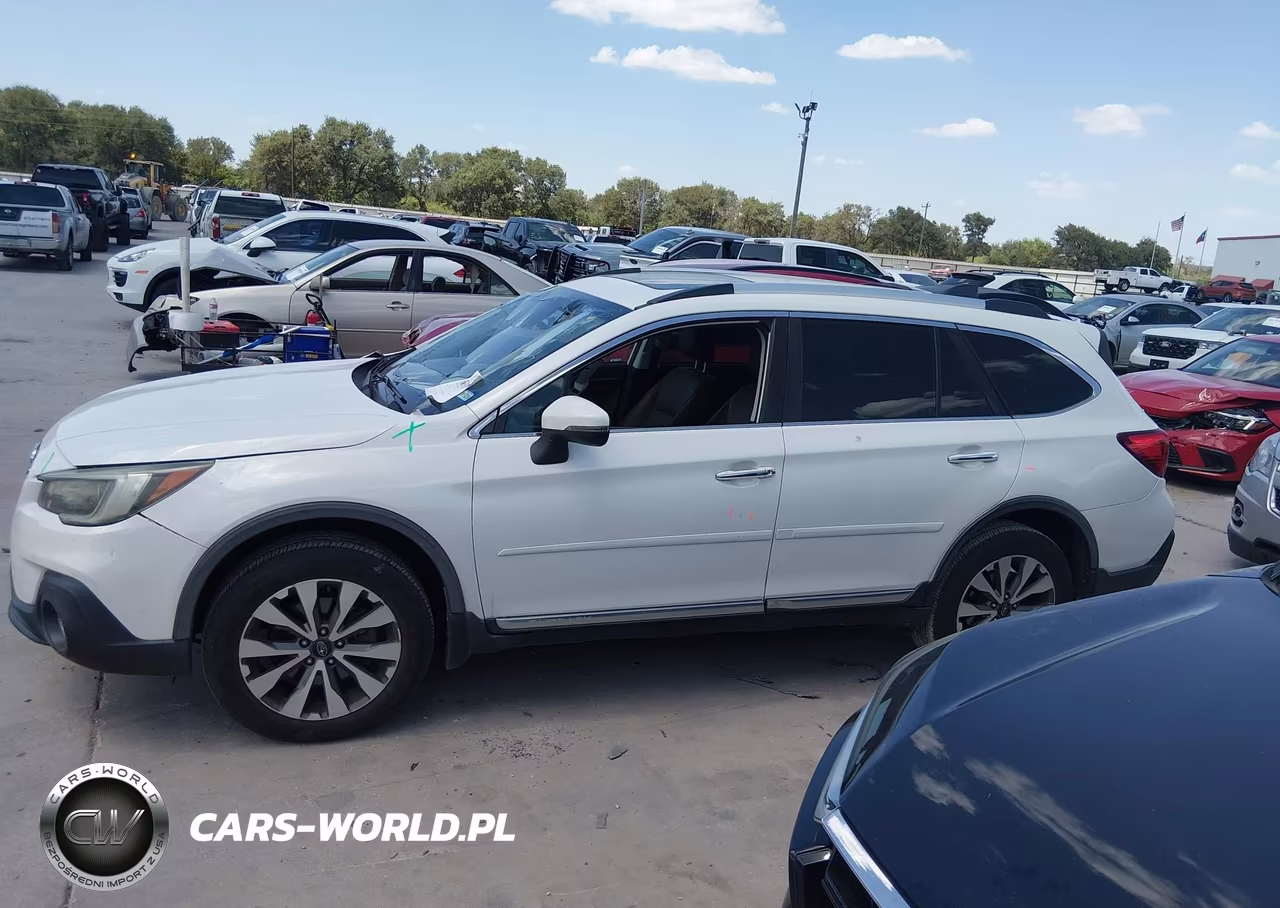 2018 Subaru Outback 3.6R Touring VIN:4S4BSETC4J3308807 - 14