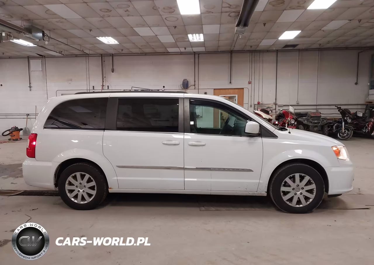 2015 Chrysler Town & Country Touring VIN:2C4RC1BG8FR619748 - 14