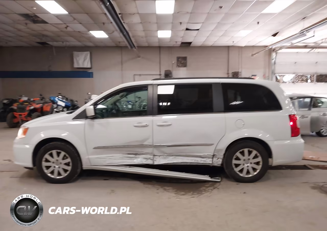 2015 Chrysler Town & Country Touring VIN:2C4RC1BG8FR619748 - 15