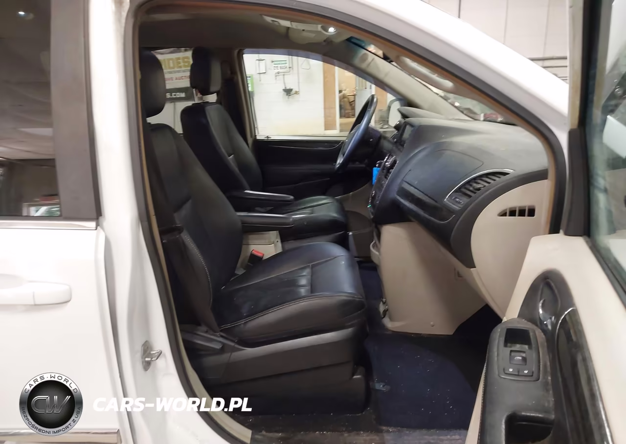 2015 Chrysler Town & Country Touring VIN:2C4RC1BG8FR619748 - 5