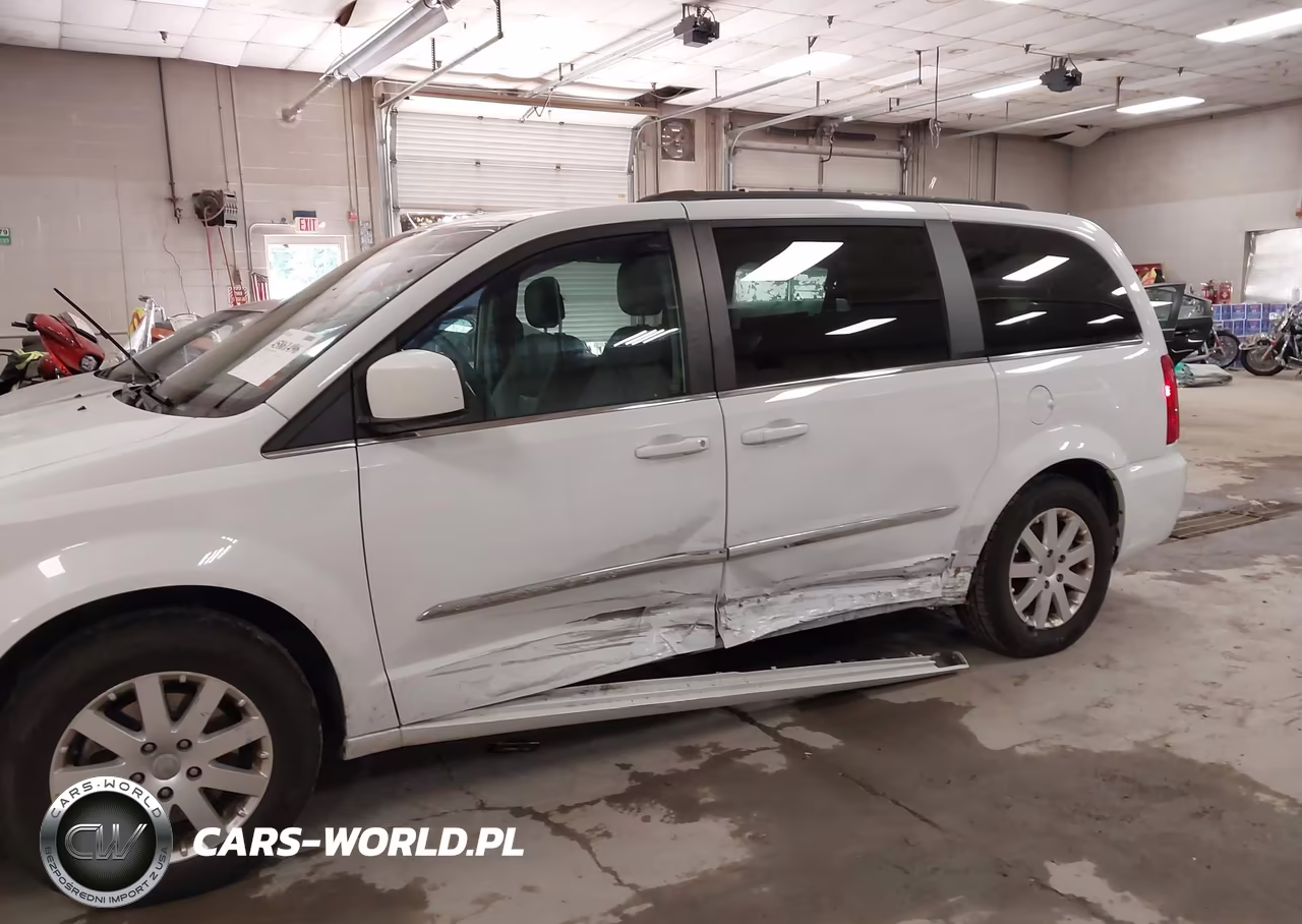 2015 Chrysler Town & Country Touring VIN:2C4RC1BG8FR619748 - 6