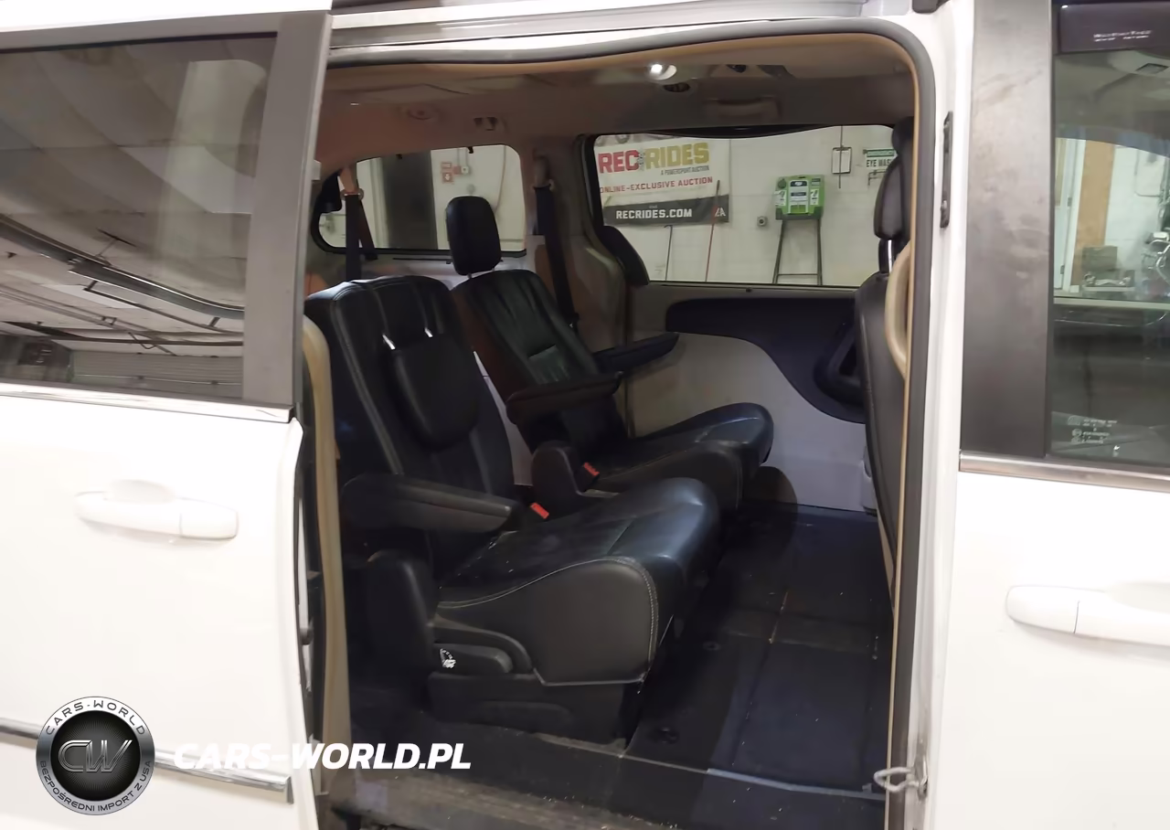 2015 Chrysler Town & Country Touring VIN:2C4RC1BG8FR619748 - 8