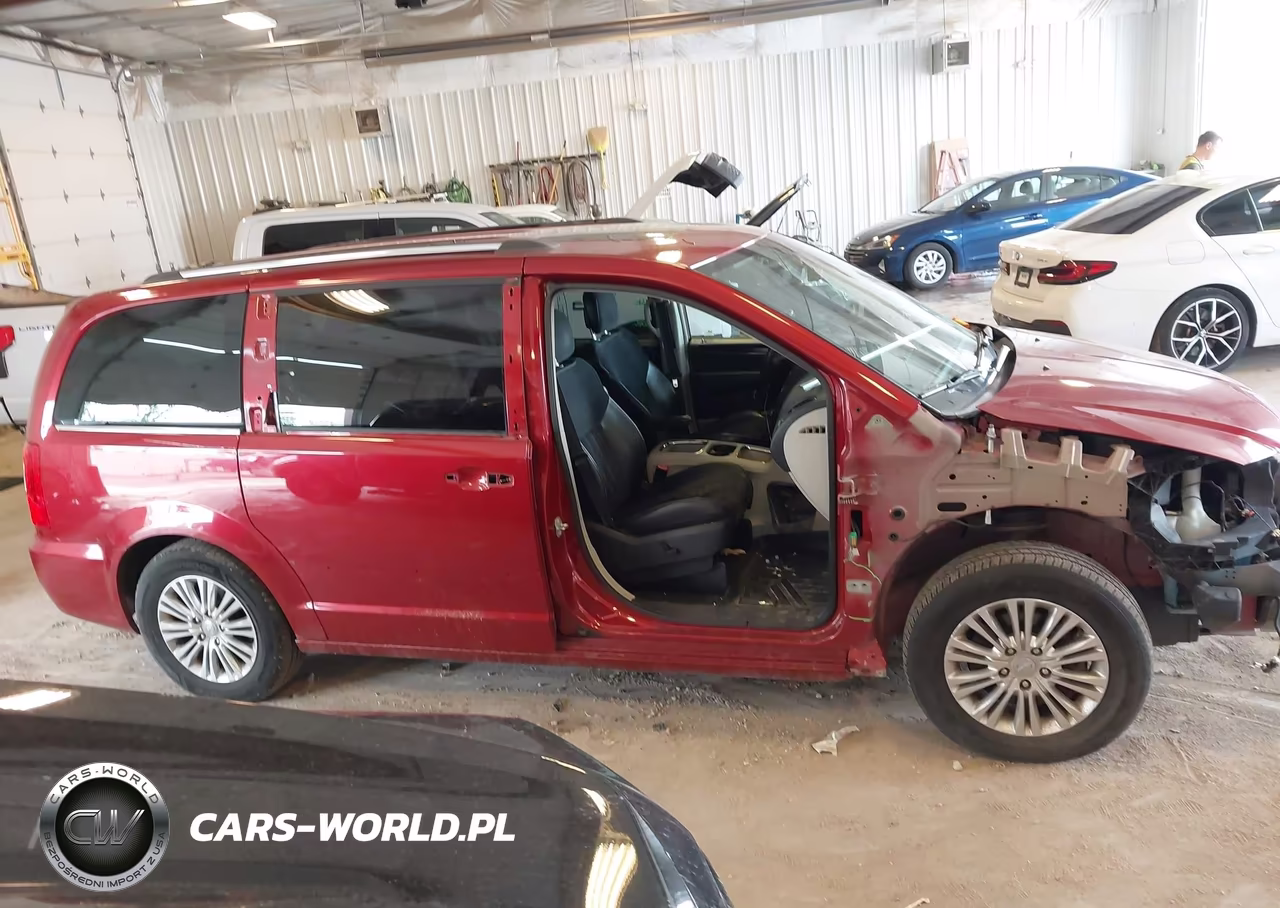 2014 Chrysler Town & Country Touring-L 30Th Anniversary VIN:2C4RC1CG1ER363952 - 13