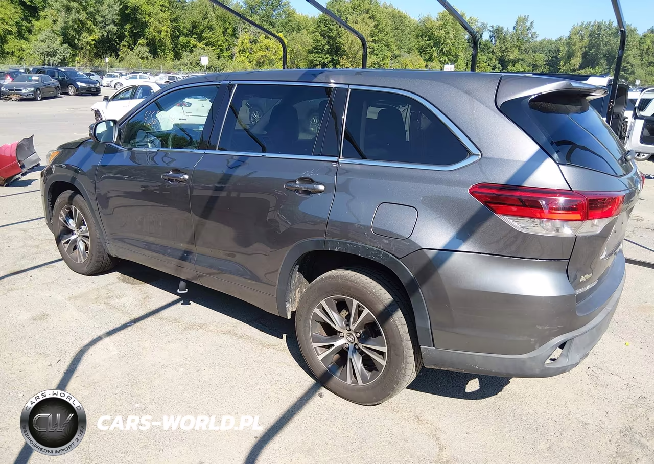 2018 Toyota Highlander Le VIN:5TDBZRFH3JS892811 - 3