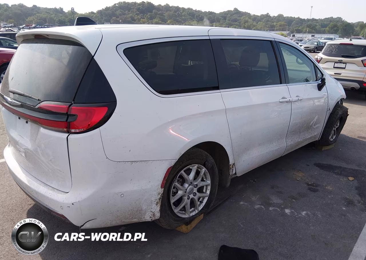 2023 Chrysler Pacifica Touring L VIN:2C4RC1BG8PR516587 - 4