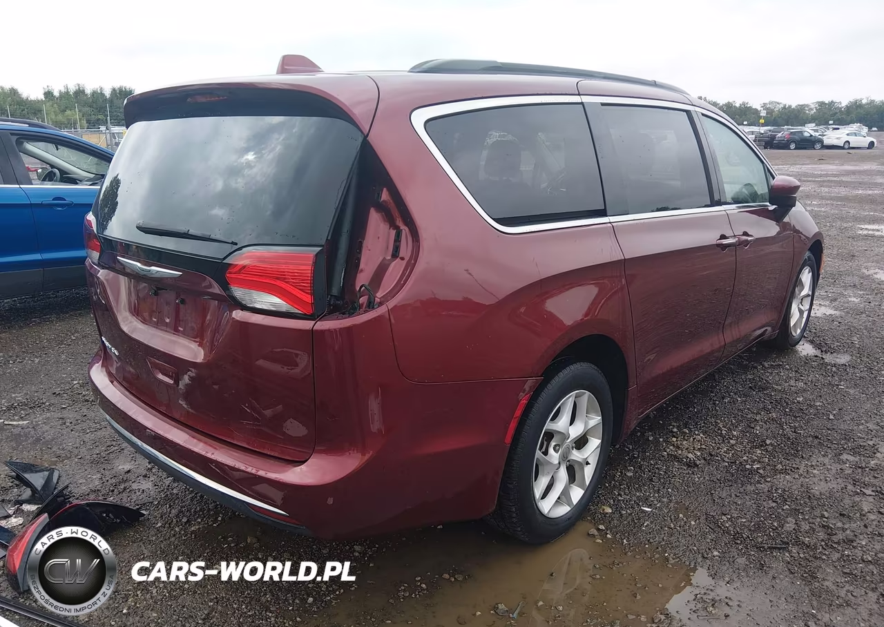 2017 Chrysler Pacifica Touring Plus VIN:2C4RC1BG5HR816993 - 4
