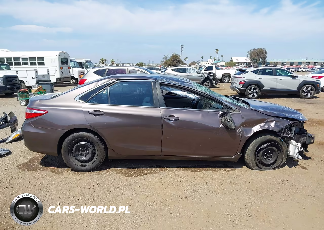 2015 Toyota Camry Le VIN:4T1BF1FK4FU065016 - 14