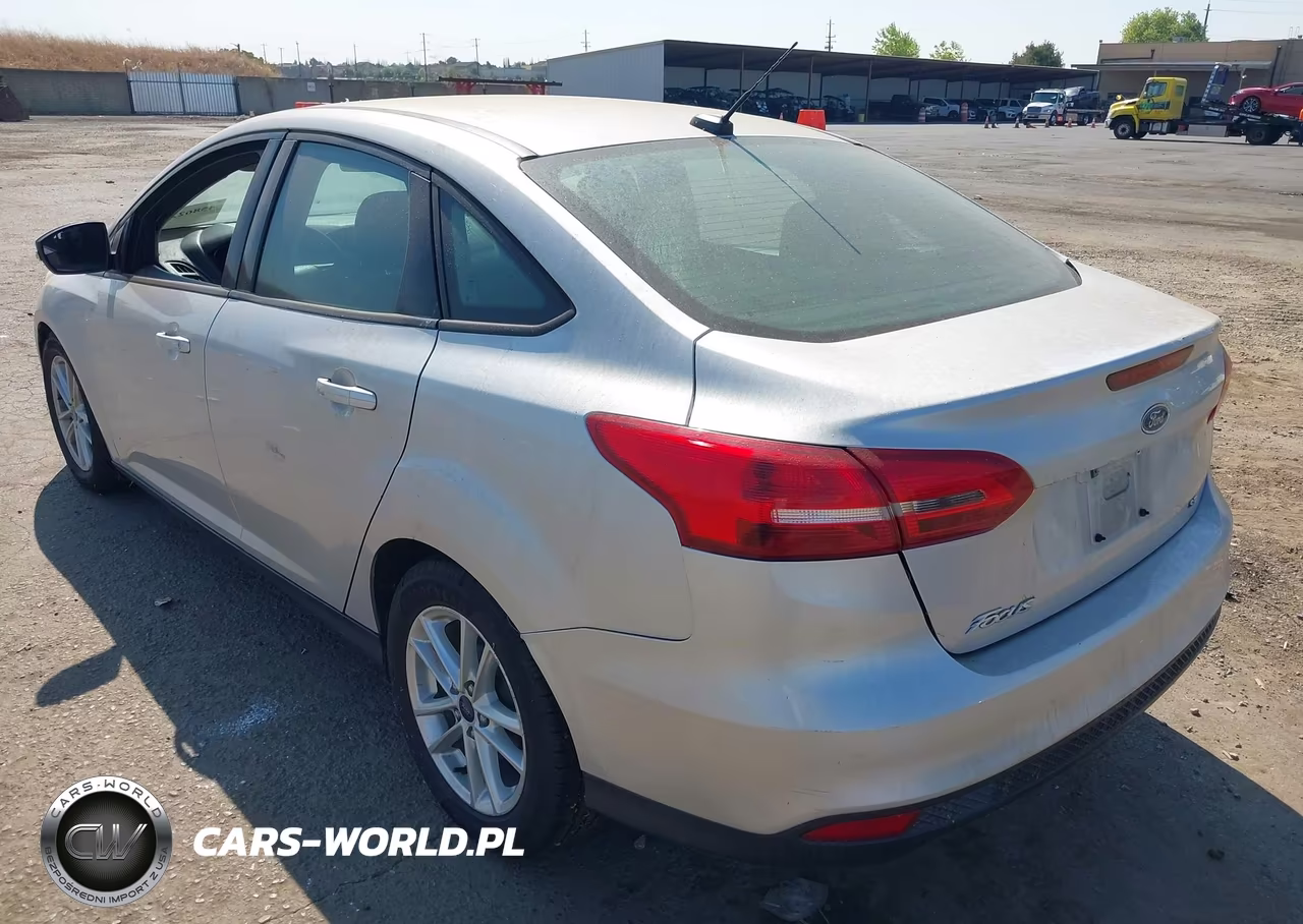 2016 Ford Focus Se VIN:1FADP3F23GL352351 - 3