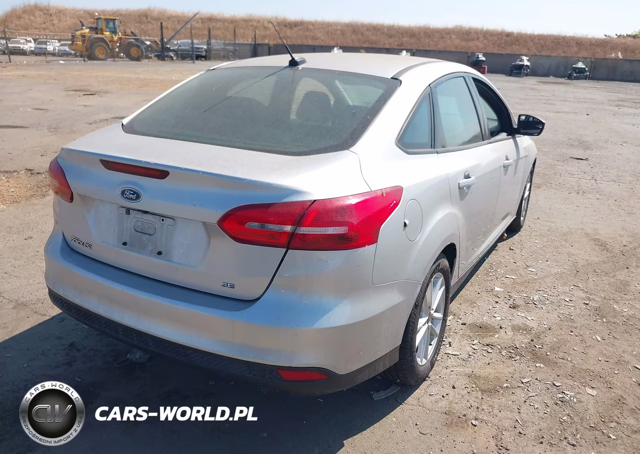 2016 Ford Focus Se VIN:1FADP3F23GL352351 - 4