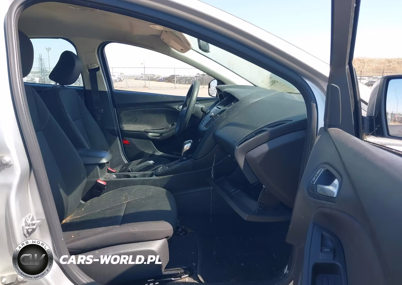 2016 Ford Focus Se VIN:1FADP3F23GL352351 - 5