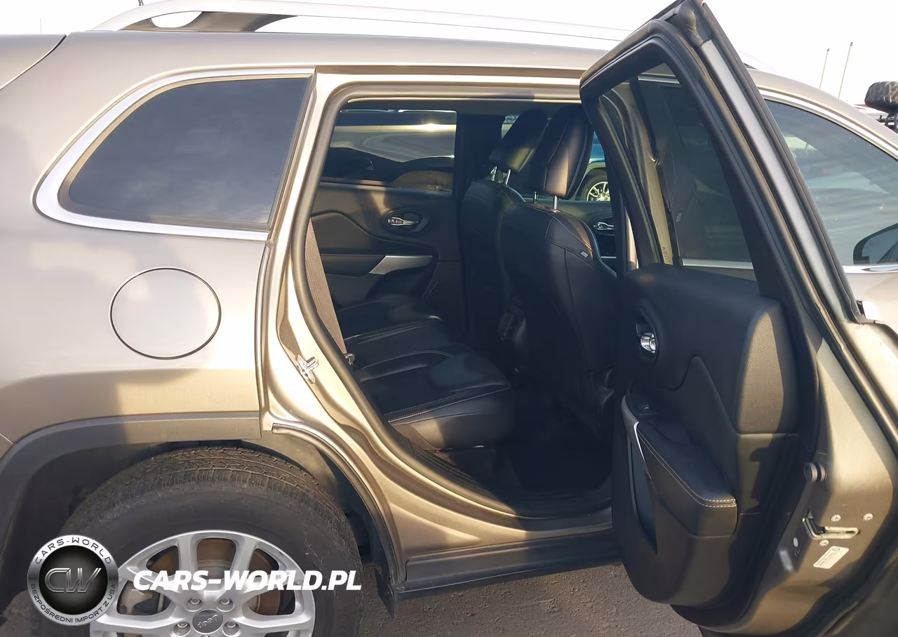 2018 Jeep Cherokee Latitude Plus 4X4 VIN:1C4PJMLX7JD578103 - 8