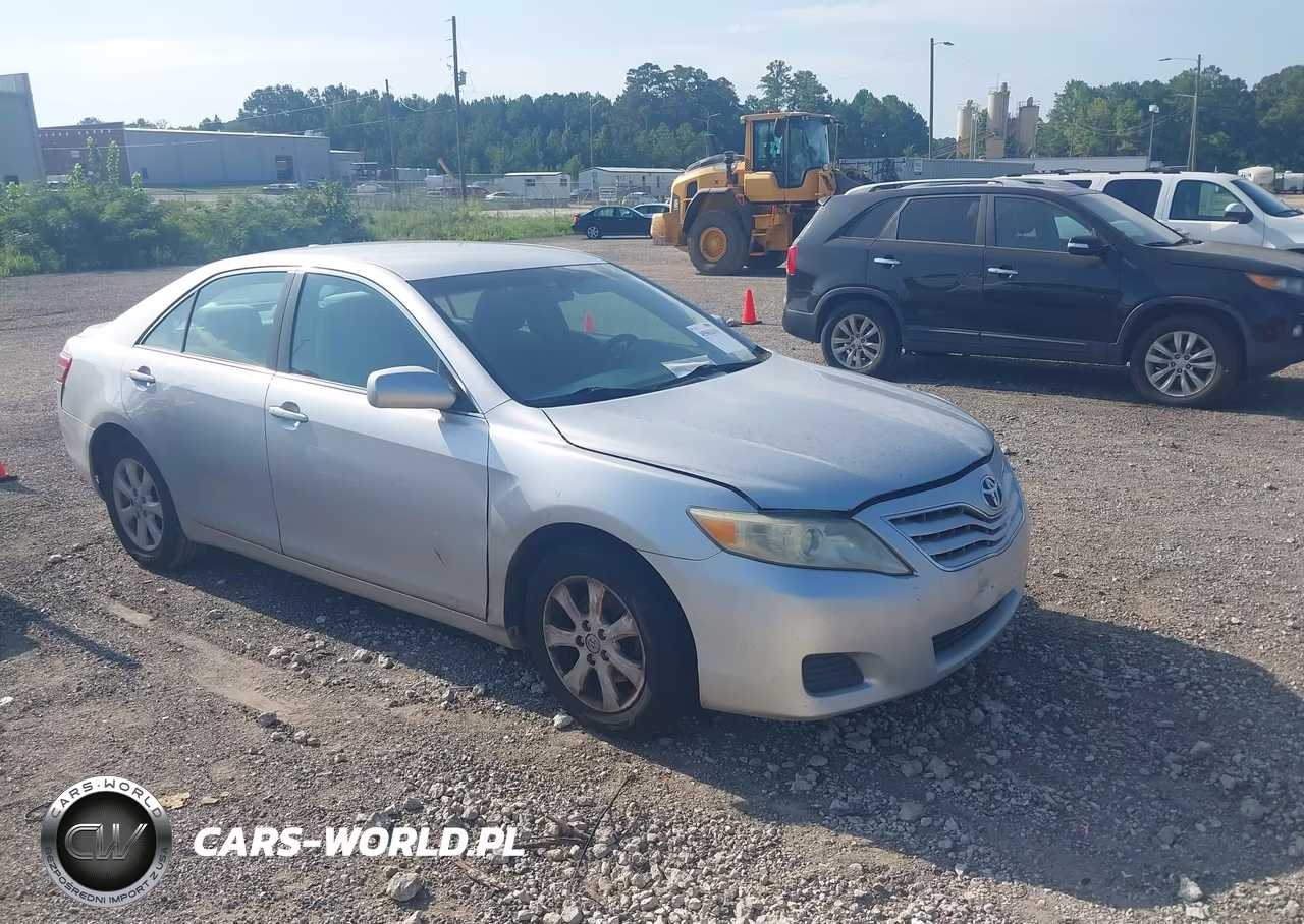 2010 Toyota Camry Le – zdjęcie 1 z 11