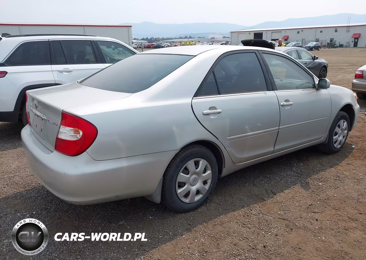 2002 Toyota Camry Le VIN:4T1BE32K52U104338 - 4