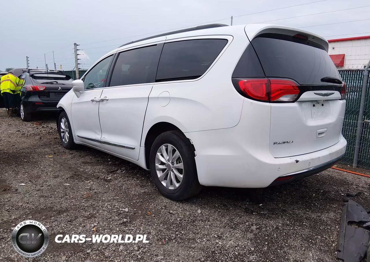 2017 Chrysler Pacifica Touring-L VIN:2C4RC1BG2HR569139 - 3