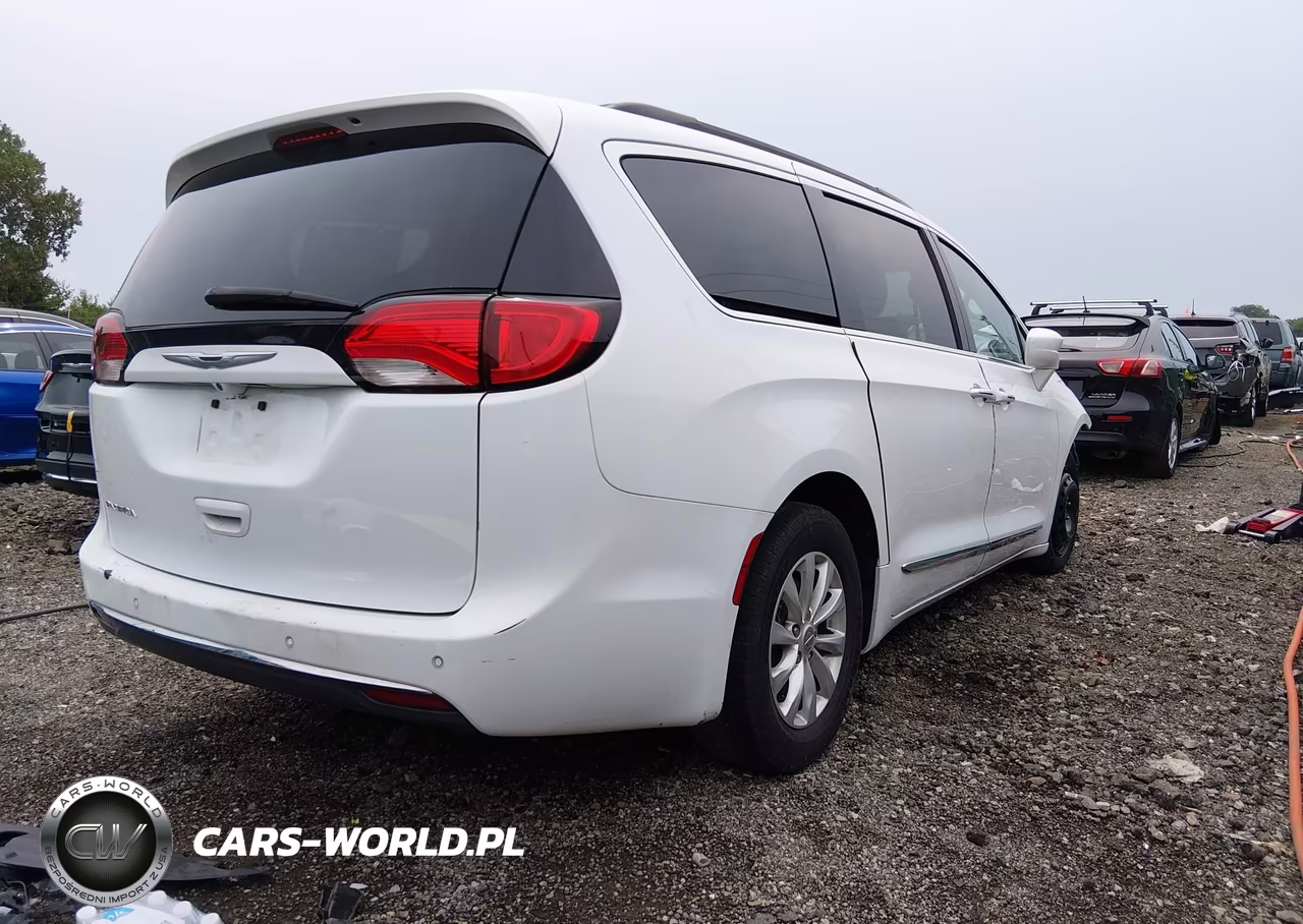 2017 Chrysler Pacifica Touring-L VIN:2C4RC1BG2HR569139 - 4