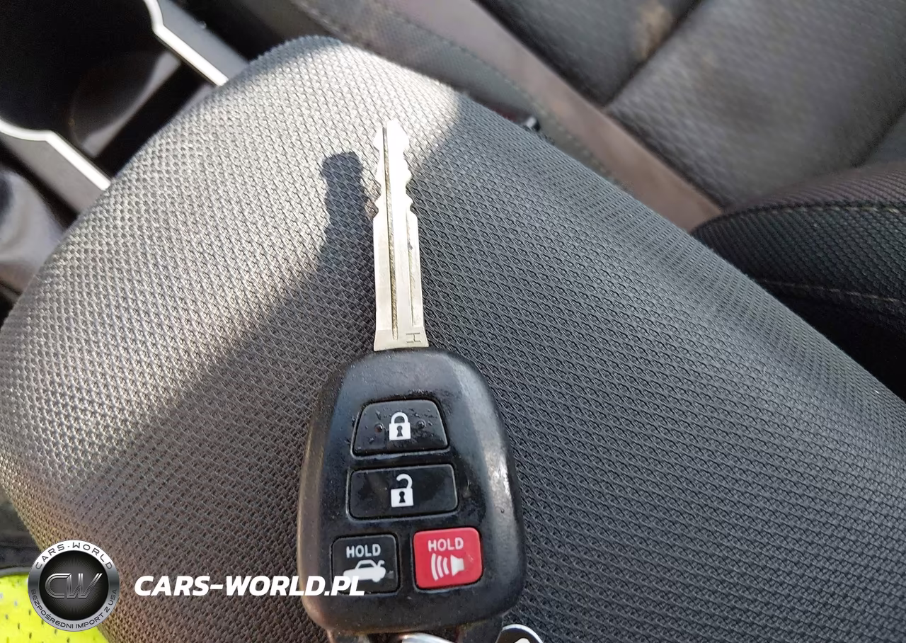 2018 Toyota Corolla Le VIN:5YFBURHE7JP753193 - 11