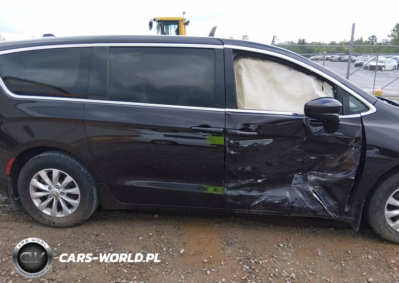 2017 Chrysler Pacifica Touring VIN:2C4RC1DG2HR588867 - 13