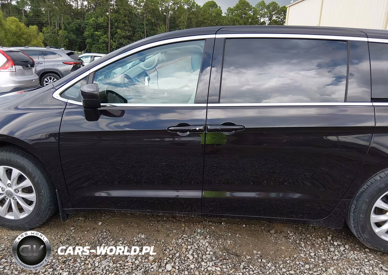 2017 Chrysler Pacifica Touring VIN:2C4RC1DG2HR588867 - 14