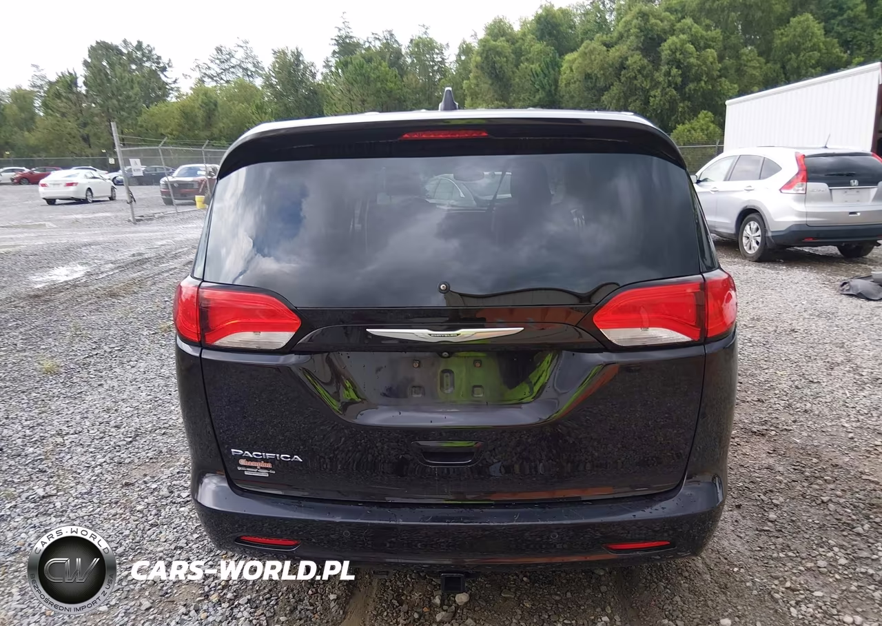 2017 Chrysler Pacifica Touring VIN:2C4RC1DG2HR588867 - 16