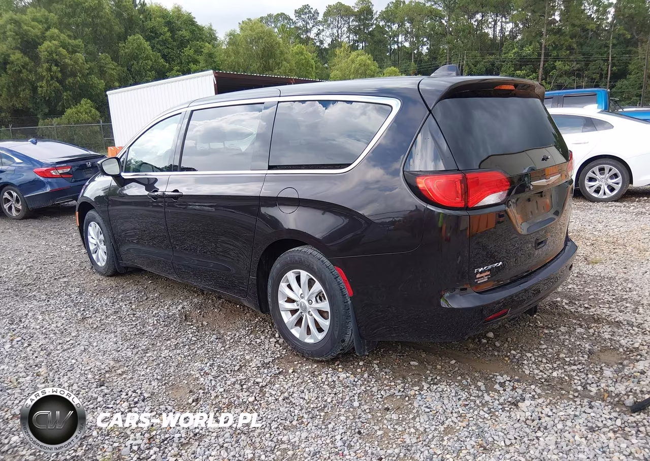2017 Chrysler Pacifica Touring VIN:2C4RC1DG2HR588867 - 3