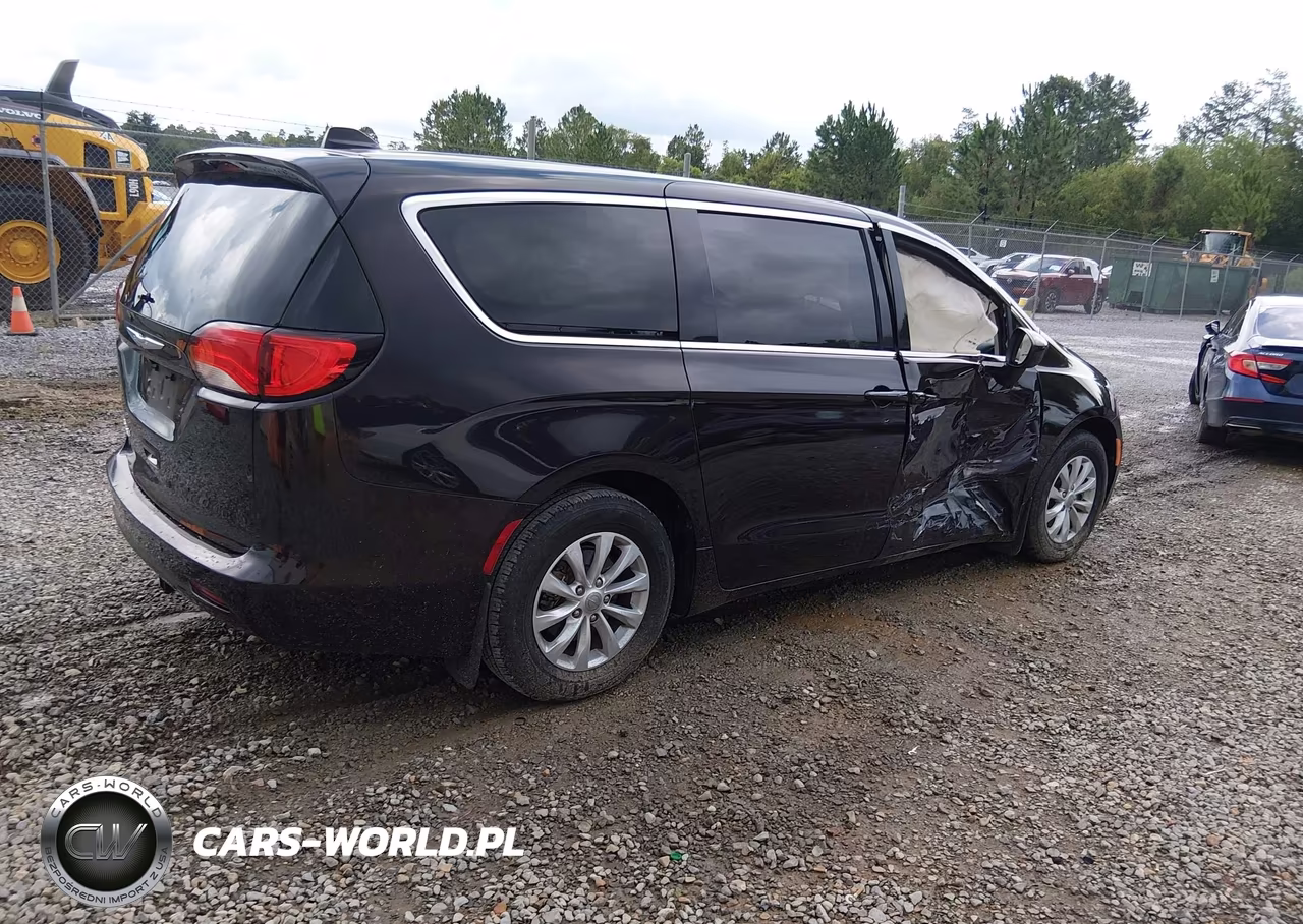 2017 Chrysler Pacifica Touring VIN:2C4RC1DG2HR588867 - 4