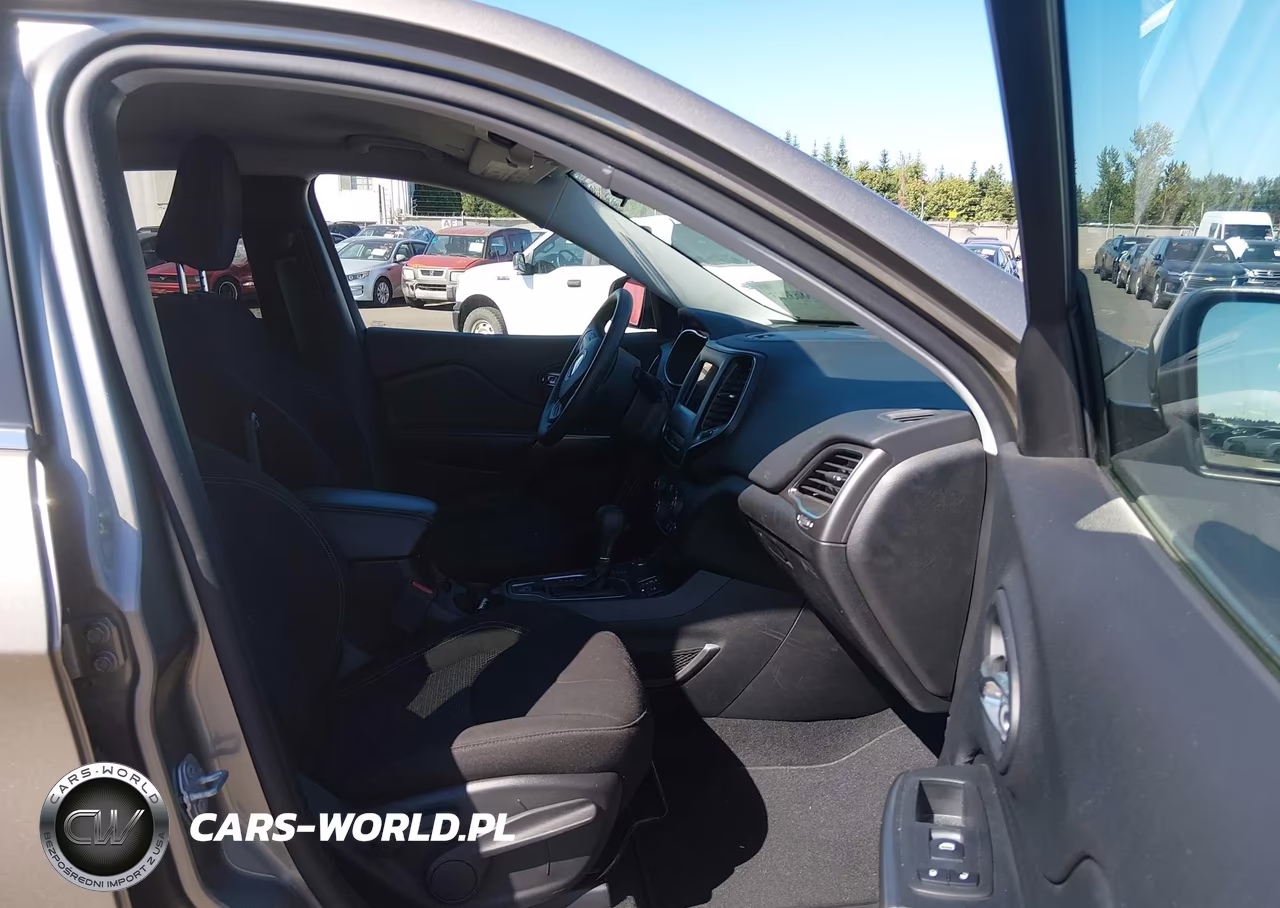 2019 Jeep Cherokee Latitude 4X4 VIN:1C4PJMCB3KD479803 - 5