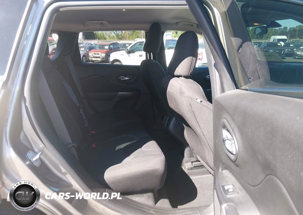 2019 Jeep Cherokee Latitude 4X4 VIN:1C4PJMCB3KD479803 - 8