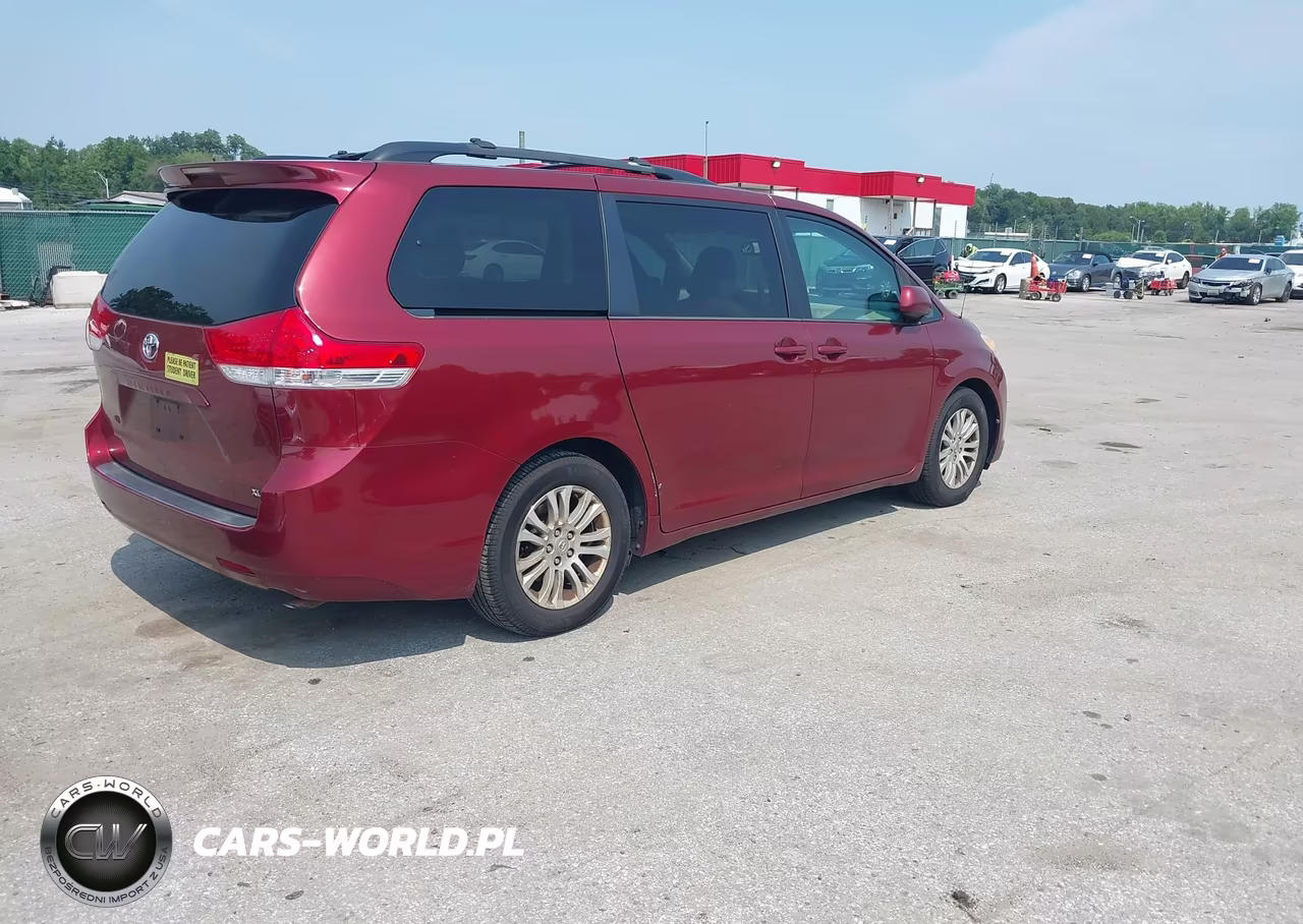 2013 Toyota Sienna Xle V6 8 Passenger VIN:5TDYK3DC8DS325954 - 4