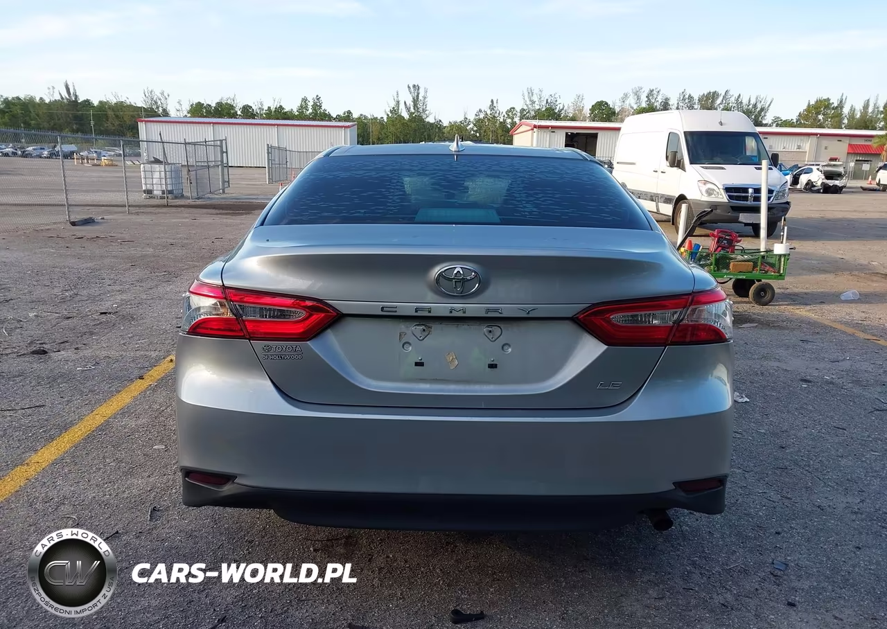 2020 Toyota Camry Le VIN:4T1C11AK4LU863912 - 17