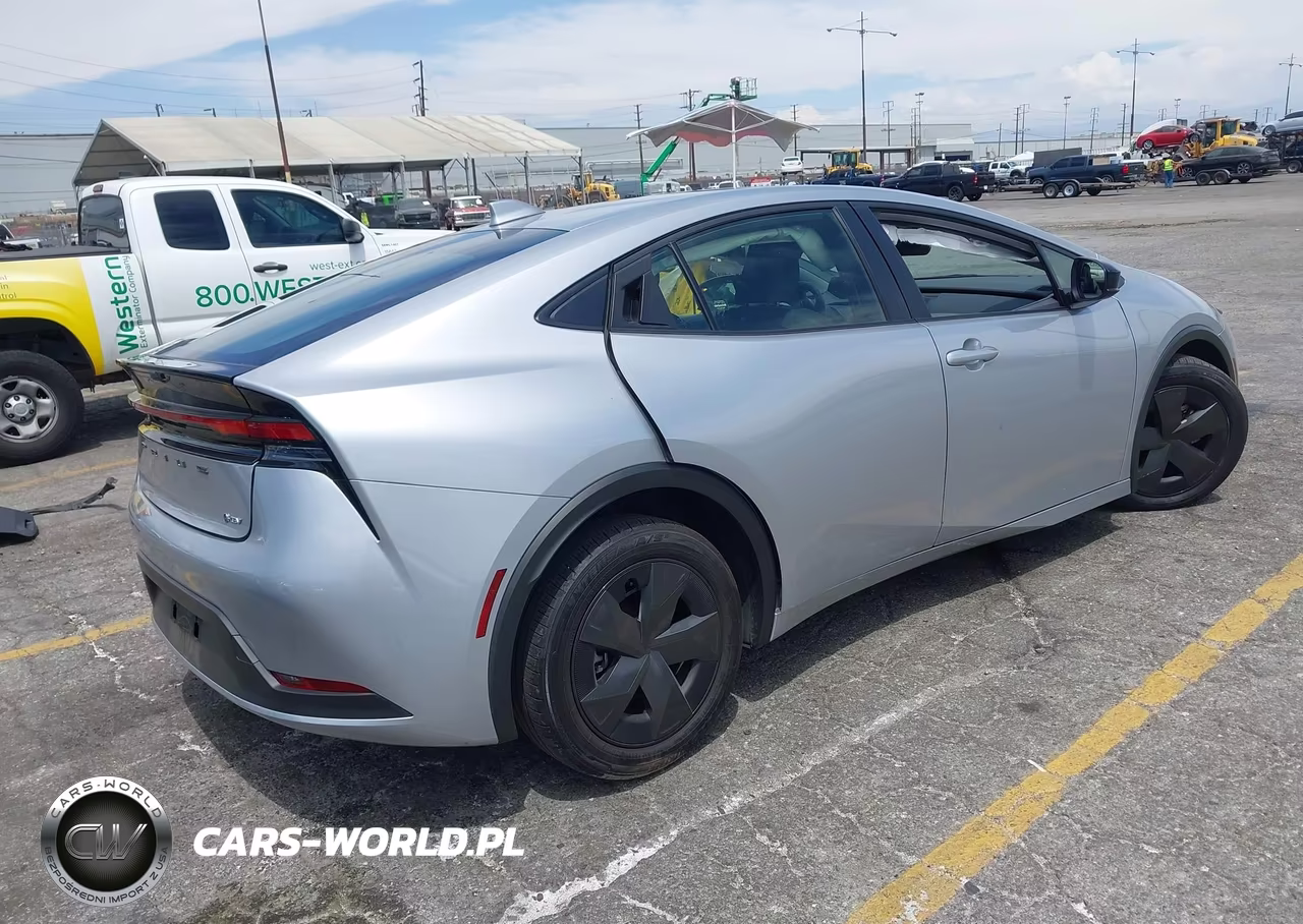 2024 Toyota Prius Le VIN:JTDACAAUXR3035112 - 4