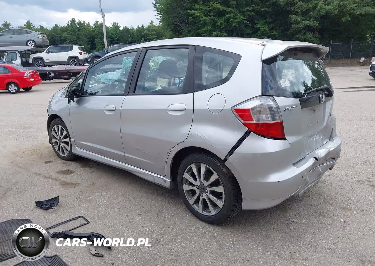 2013 Honda Fit Sport VIN:JHMGE8H59DC062983 - 3