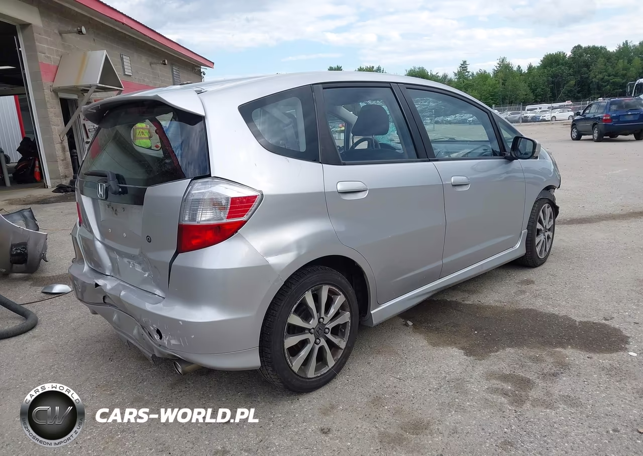 2013 Honda Fit Sport VIN:JHMGE8H59DC062983 - 4