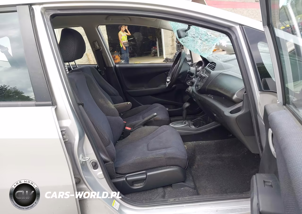 2013 Honda Fit Sport VIN:JHMGE8H59DC062983 - 5