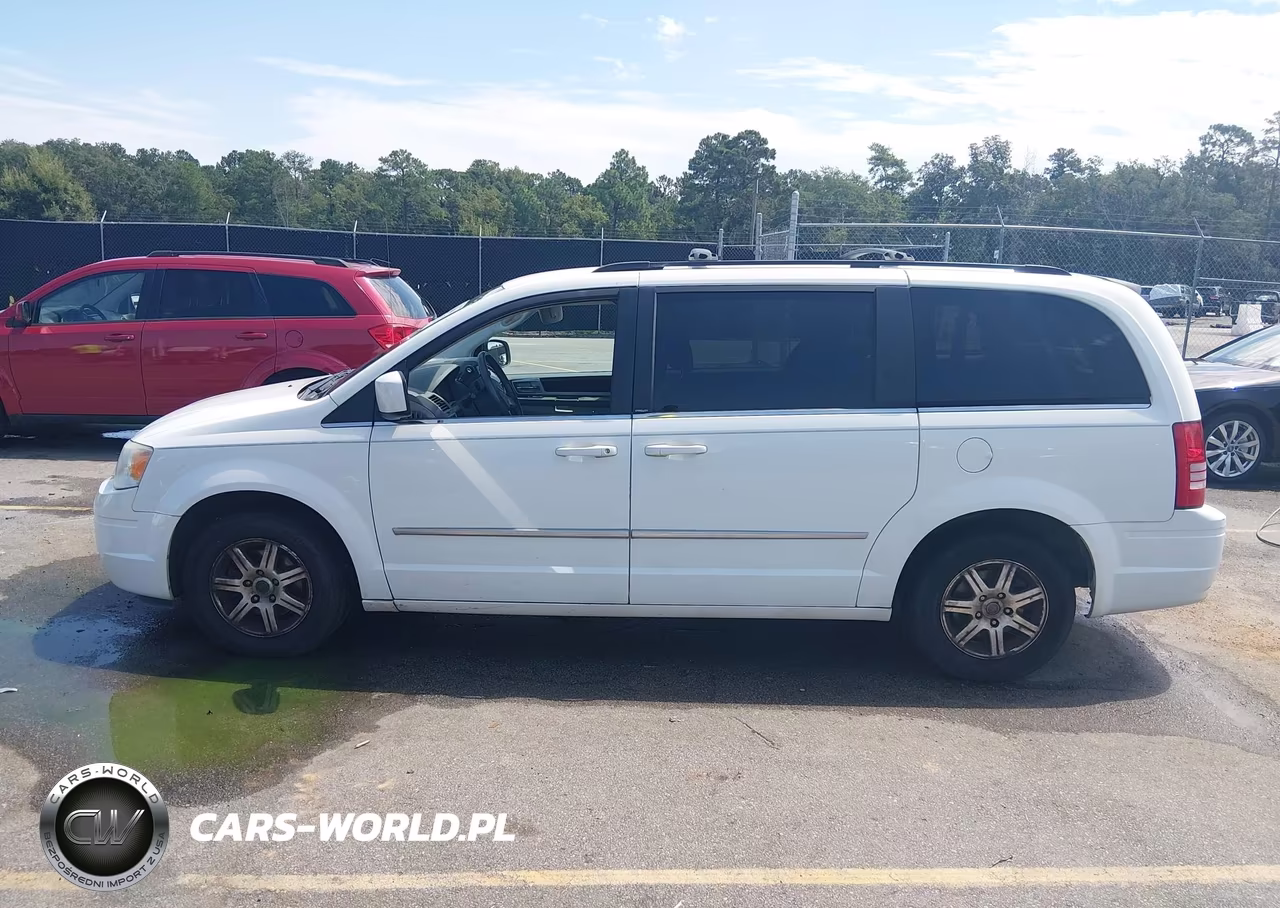 2010 Chrysler Town & Country Touring VIN:2A4RR5D18AR108400 - 14