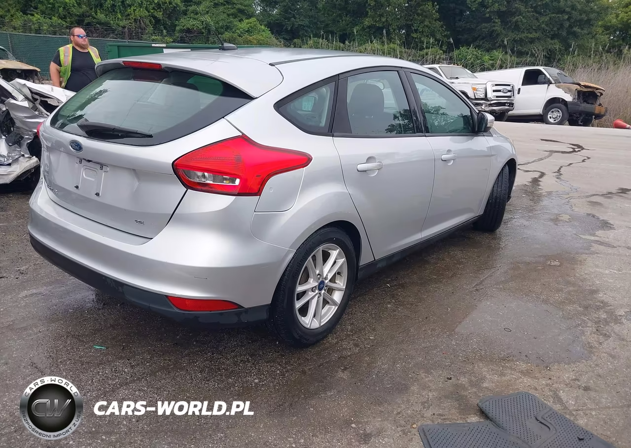2016 Ford Focus Se VIN:1FADP3K20GL357111 - 4