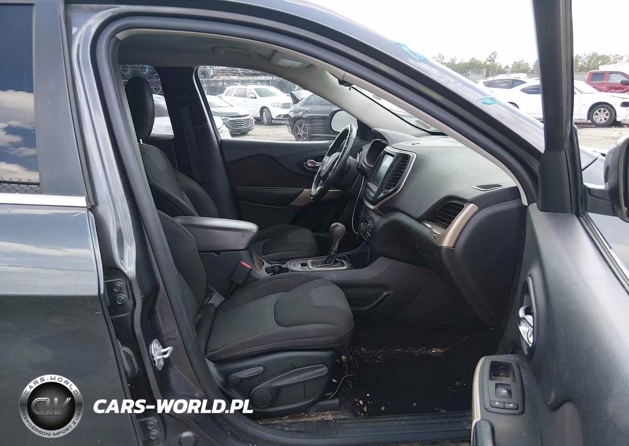 2017 Jeep Cherokee Latitude VIN:1C4PJLCS1HW592995 - 5