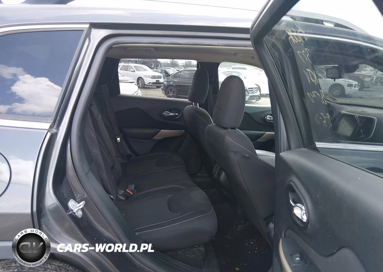 2017 Jeep Cherokee Latitude VIN:1C4PJLCS1HW592995 - 8