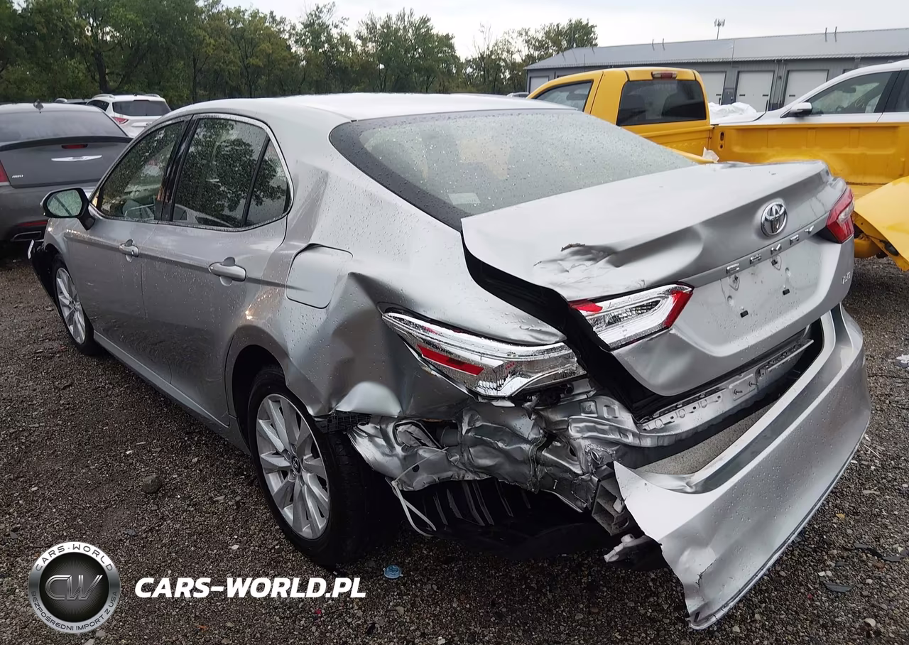 2018 Toyota Camry Le VIN:JTNB11HK3J3016822 - 17