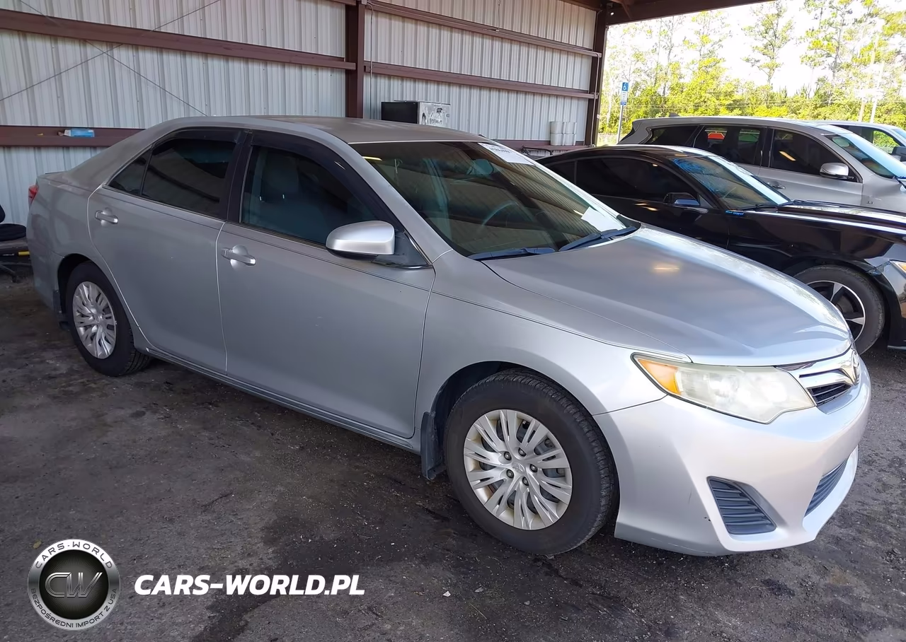 2013 Toyota Camry Le – zdjęcie 1 z 15