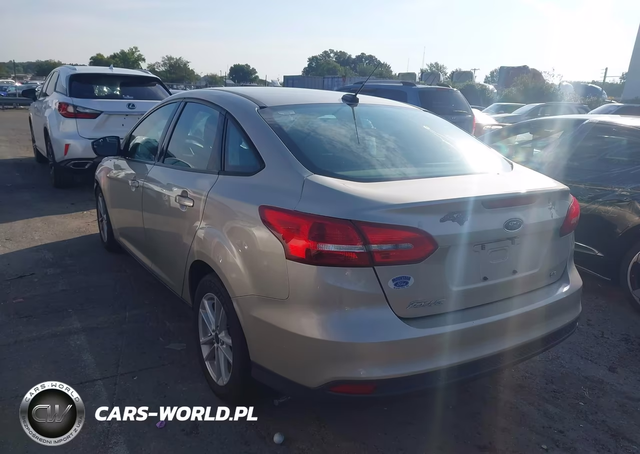 2018 Ford Focus Se VIN:1FADP3F20JL265420 - 3