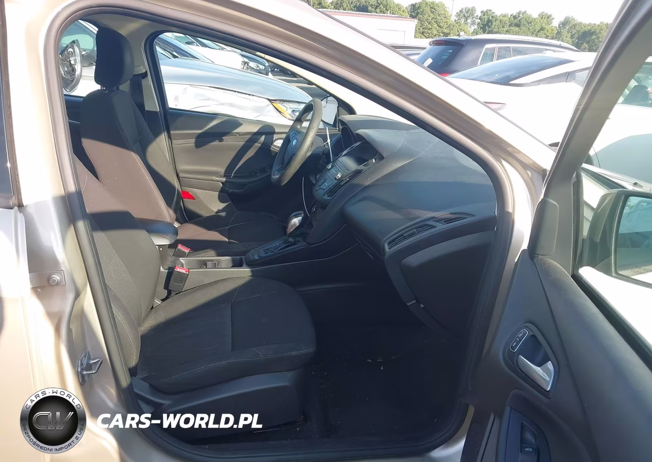 2018 Ford Focus Se VIN:1FADP3F20JL265420 - 5