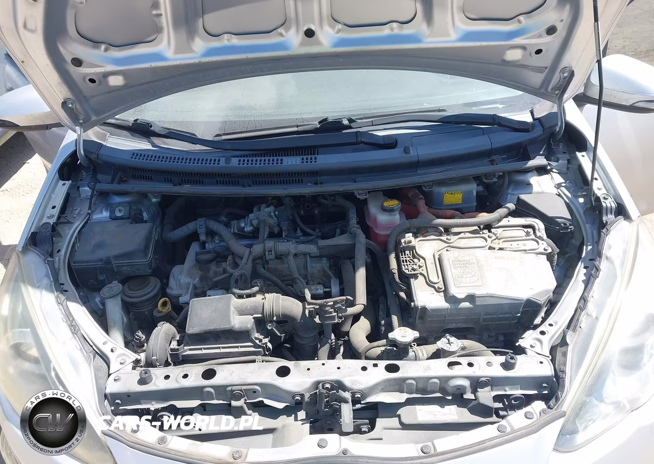 2015 Toyota Prius C Three VIN:JTDKDTB30F1107431 - 10
