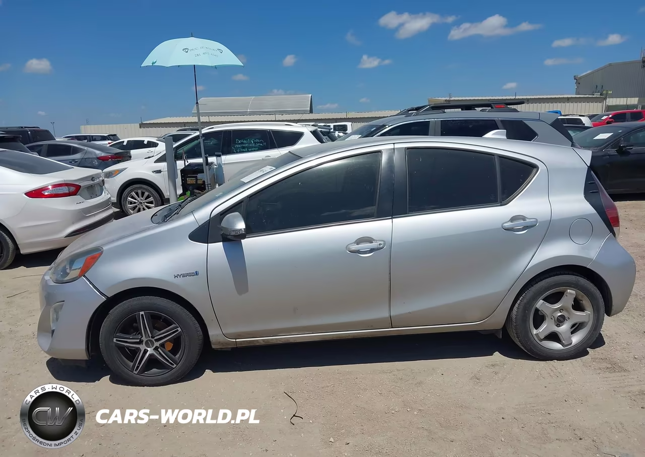 2015 Toyota Prius C Three VIN:JTDKDTB30F1107431 - 14