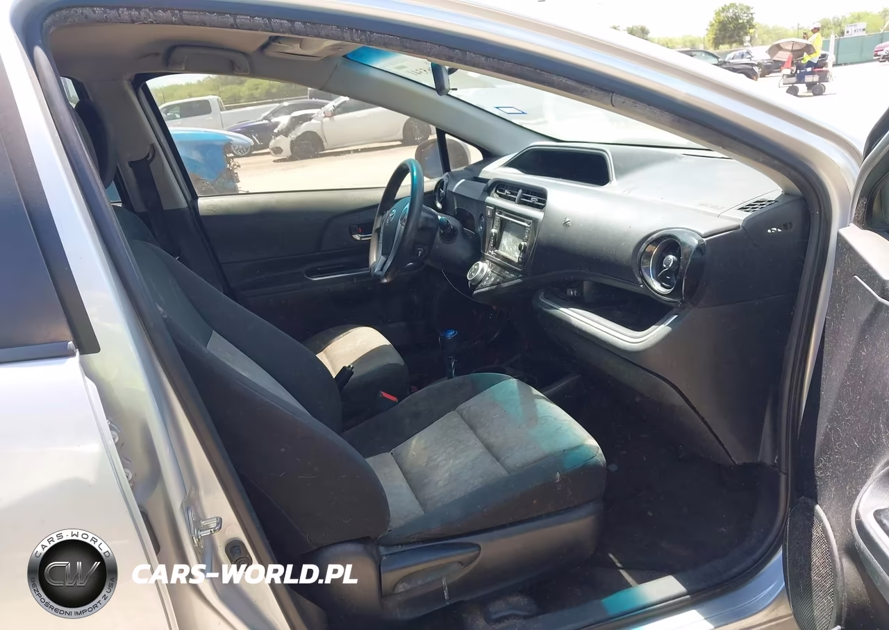 2015 Toyota Prius C Three VIN:JTDKDTB30F1107431 - 5