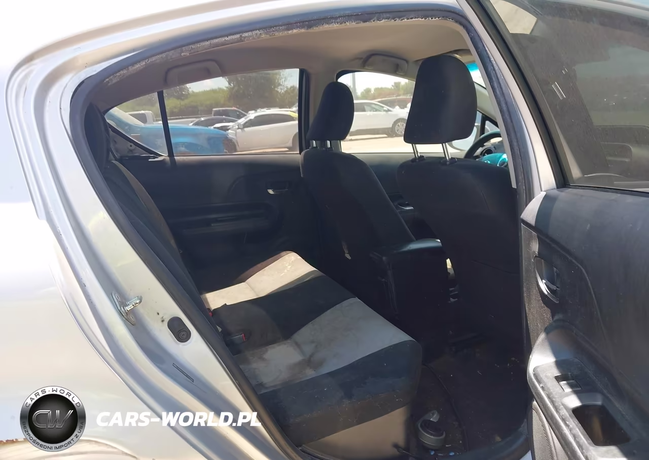 2015 Toyota Prius C Three VIN:JTDKDTB30F1107431 - 8