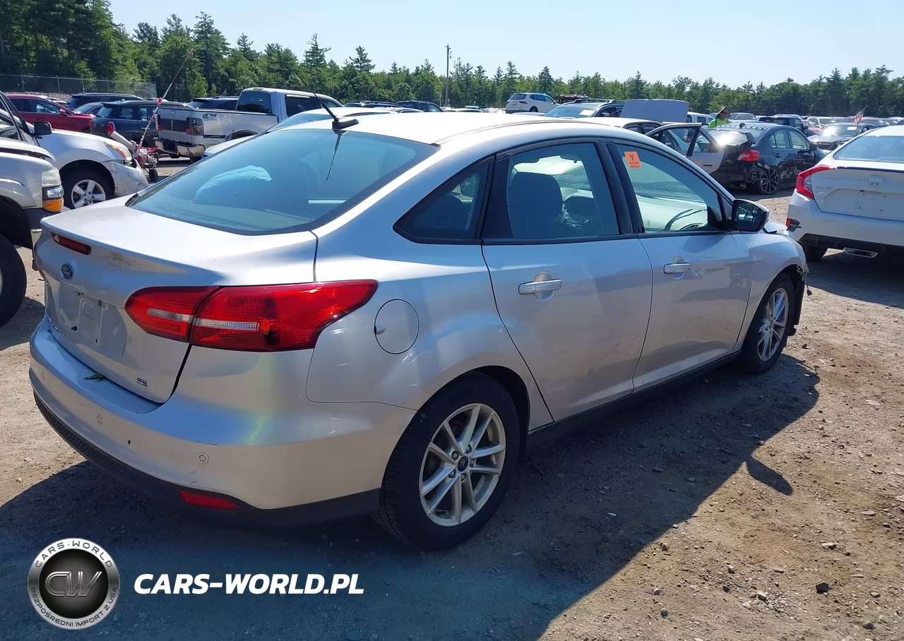 2016 Ford Focus Se VIN:1FADP3F23GL375502 - 4